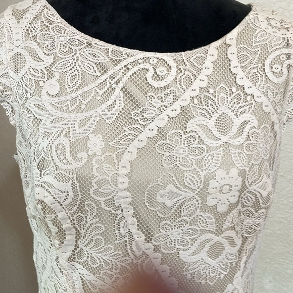 Liz Claiborne Elegant Lace Dress in Cream - Picture 4 of 9